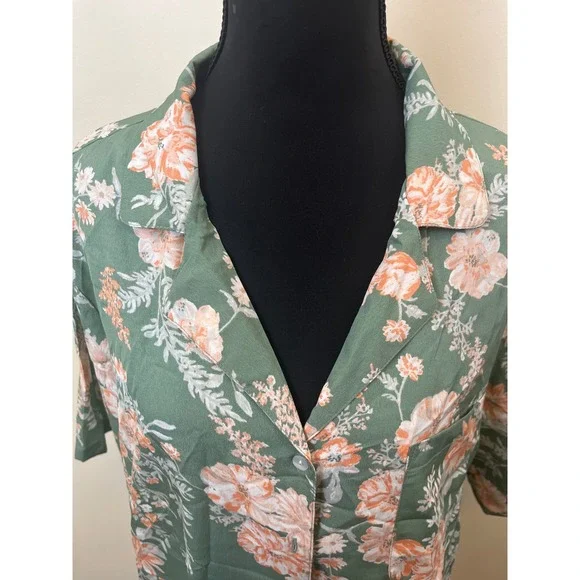 NWOT Cupcakes and Cashmere Floral Short Button Down Shirt Sage Green Large - Picture 3 of 16